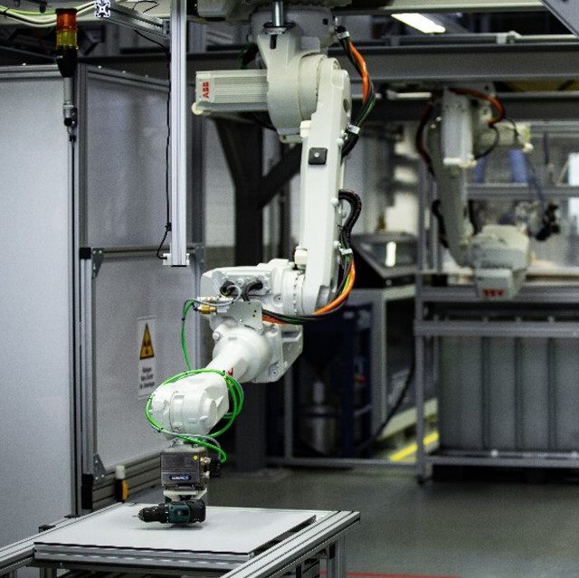 Roboterarm im Circular Digital Economy Lab