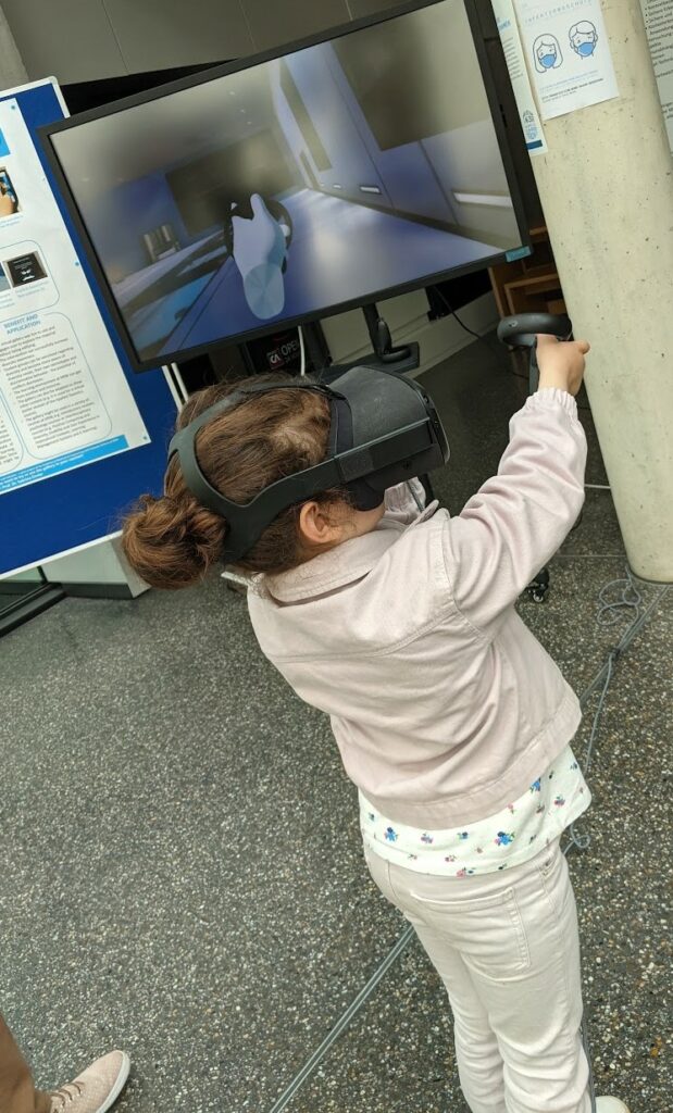 Mädchen mit VR-Brille