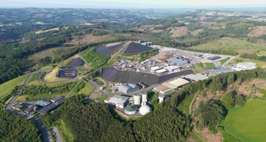 Zu sehen ist die Deponie Leppe Lindlar und der Lern- und Innovationsstandort Metabolon aus der Vogelperspektive.