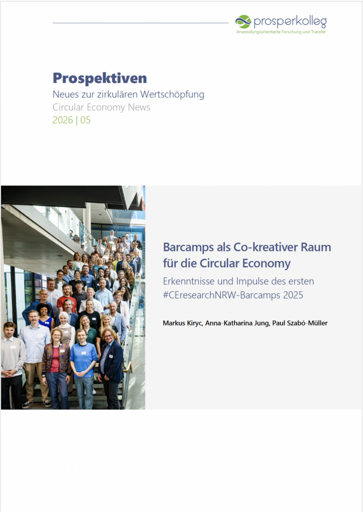 Zu sehen ist das Titelblatt der Prospektive 2026/05 unter dem Titel Barcamps als Co-kreativer Raum für die Circular Economy. Zu sehen ist eine diverse Gruppe von Menschen: Frauen, Männer verschiedenen Alters auf einer Treppe in einem modernen Gebäude (ca. 60 Personen) die in die Kamera lachen